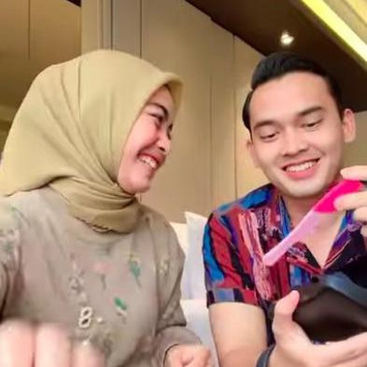 <p>Dalam video, Novia Giana yang merupakan dokter sekaligus selebgram pura-pura mempromosikan barang endorse berupa kacamata. Padahal, di dalam kotak kacamata terdapat testpack kehamilan yang menunjukkan positif. (Foto: Instagram @noviagianan)</p>