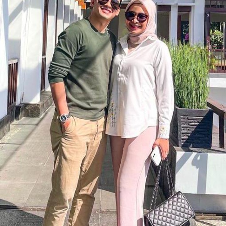 <p>Wah, selamat ya Ikbal Fauzi dan Novia Giana! Semoga kehamilannya selalu sehat dan lancar sampai persalinan! (Foto: Instagram @ikbalfauzi_)</p>