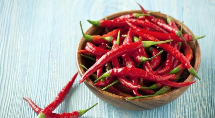 Takut cabai cepat rusak? Tidak perlu khawatir, Bunda. Simak tips menyimpan cabai dengan benar agar bisa awet berbulan-bulan, di sini yuk.
