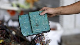 FOTO: Cara Warga Palestina Olah Limbah Elektronik Jadi Fulus