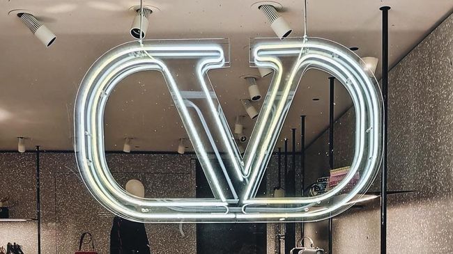 V for Valentino. Namun V for Valentino kini berubah sementara menjadi V for Vaccinated.