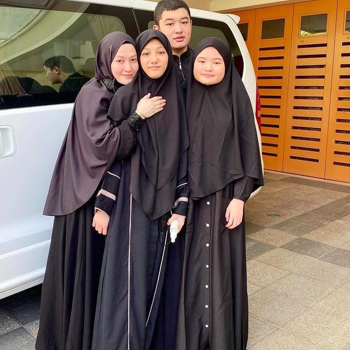 <p>Ketiga anak Lyra Virna, Eizel, Eisha, dan Quin adalah penghafal Al-Qur'an, Bunda. Ketiganya menempuh pendidikan di pondok pesantren. Lyra pun berharap ketiga anaknya untuk mengejar akhirat dengan mencari ilmu agama sesuai dengan petunjuk Al-Qur'an. MasyaAllah!</p>