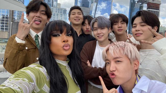 Megan Thee Stallion mengunggah empat foto kebersamaannya dengan BTS ketika berada di New York. Mereka sempat kolaborasi lewat Butter remix.