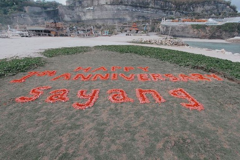 Azriel Hermansyah memberikan kejutan yang mewah dan romantis untuk Sarah merayakan annivesary jadian mereka. Yuk intip!