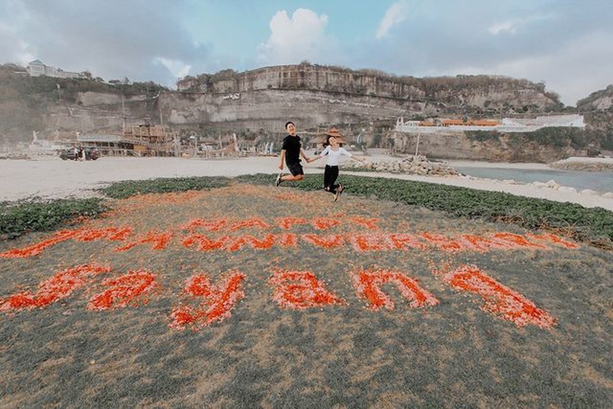 Azriel Hermansyah memberikan kejutan yang mewah dan romantis untuk Sarah merayakan annivesary jadian mereka&period; Yuk intip&excl;