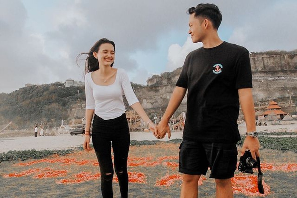 Azriel Hermansyah memberikan kejutan yang mewah dan romantis untuk Sarah merayakan annivesary jadian mereka&period; Yuk intip&excl;