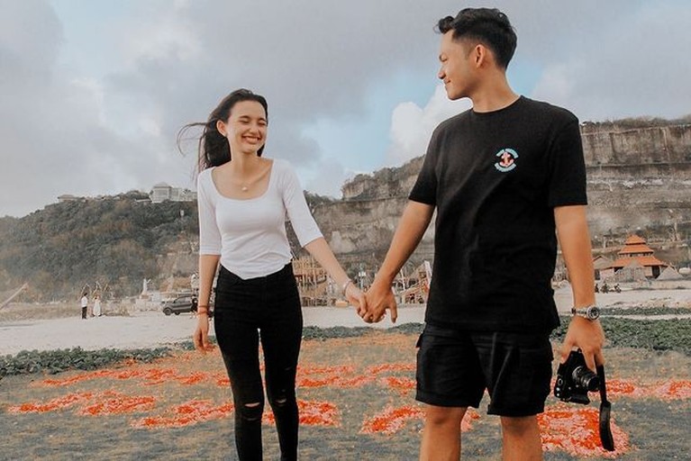 Azriel Hermansyah memberikan kejutan yang mewah dan romantis untuk Sarah merayakan annivesary jadian mereka. Yuk intip!