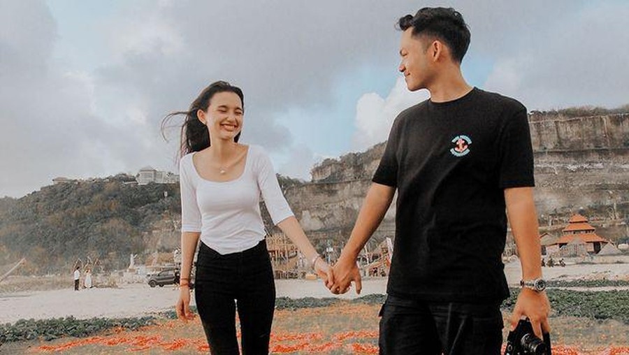 Azriel Hermansyah memberikan kejutan yang mewah dan romantis untuk Sarah merayakan annivesary jadian mereka. Yuk intip!