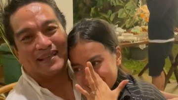 EVA MENANGIS DIPELUKAN ORANG TUANYA