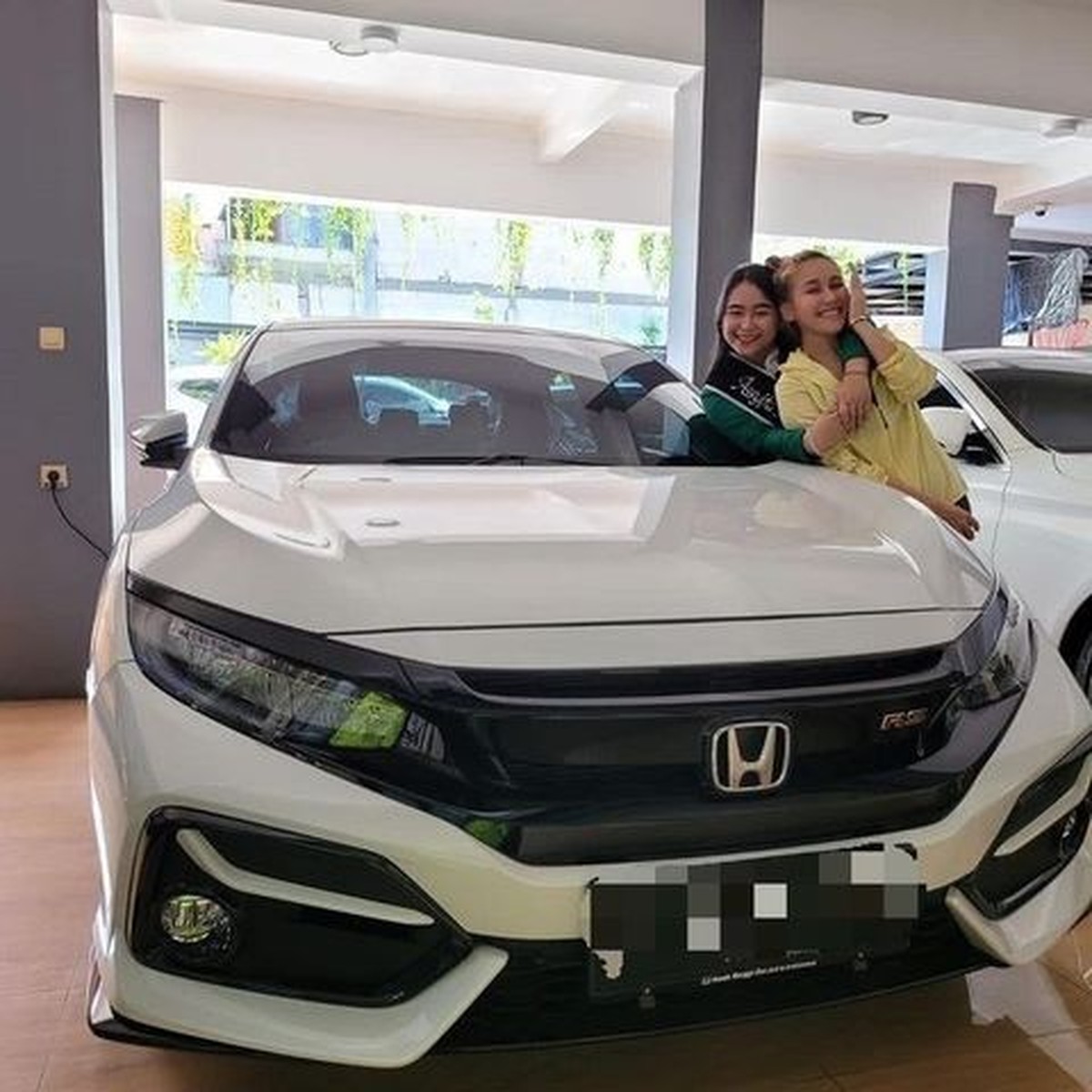 Adik Ayu Ting Ting&comma; Assyifa Nuraini dapat mobil dan bunga karena baru lulus kuliah dan bergelar sarjana&period; Yuk intip momen kelulusannya&excl;