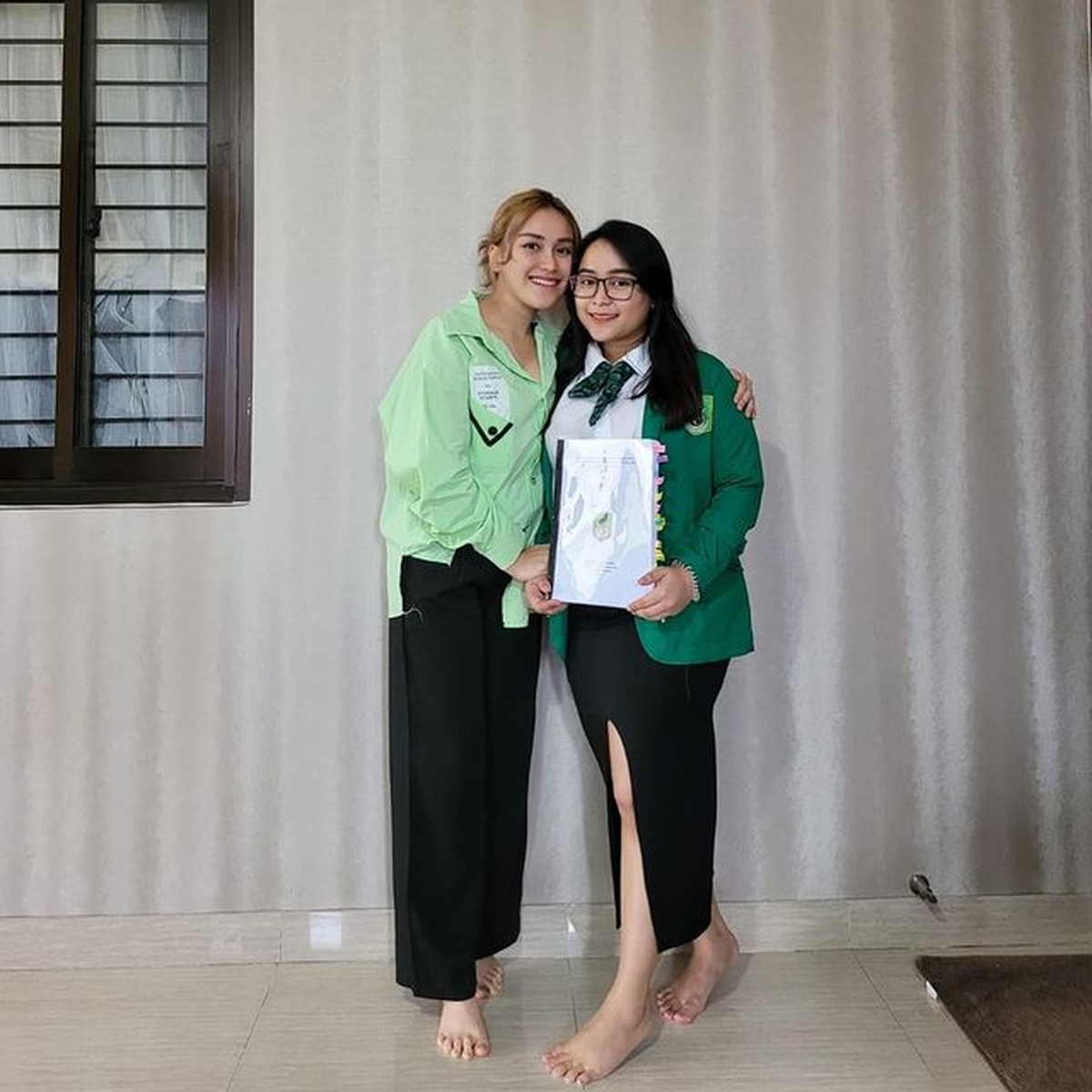 Adik Ayu Ting Ting&comma; Assyifa Nuraini dapat mobil dan bunga karena baru lulus kuliah dan bergelar sarjana&period; Yuk intip momen kelulusannya&excl;