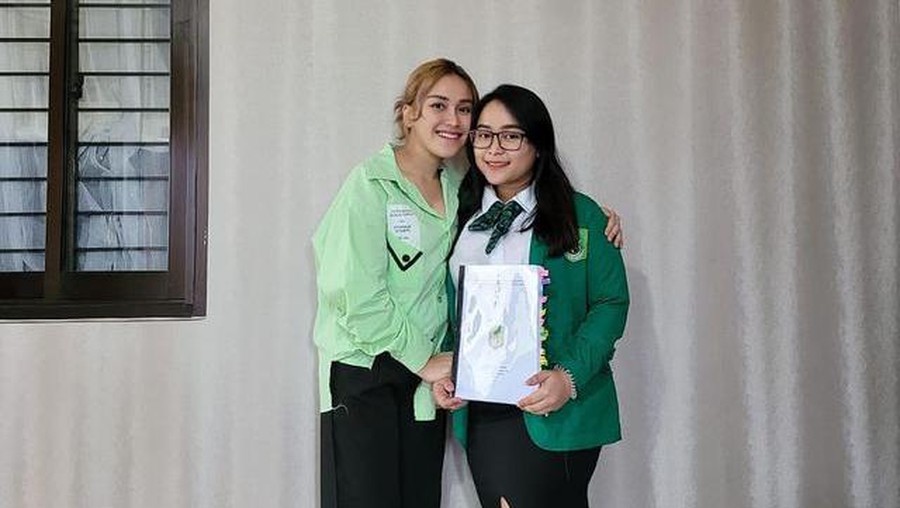 Adik Ayu Ting Ting, Assyifa Nuraini dapat mobil dan bunga karena baru lulus kuliah dan bergelar sarjana. Yuk intip momen kelulusannya!