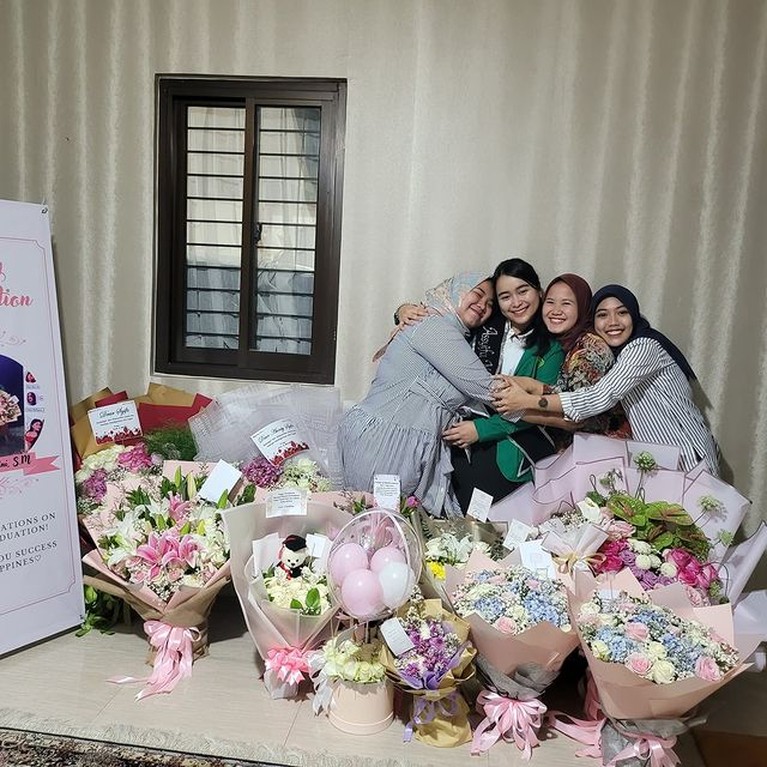 Momen Kelulusan Adik Ayu Ting Ting Dapat Hadiah Mobil dan Bunga Adik Ayu Ting Ting, Assyifa Nuraini dapat mobil dan bunga karena baru lulus kuliah dan bergelar sarjana. Yuk intip momen kelulusannya!