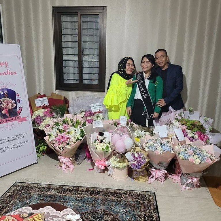 Momen Kelulusan Adik Ayu Ting Ting Dapat Hadiah Mobil dan Bunga Adik Ayu Ting Ting, Assyifa Nuraini dapat mobil dan bunga karena baru lulus kuliah dan bergelar sarjana. Yuk intip momen kelulusannya!