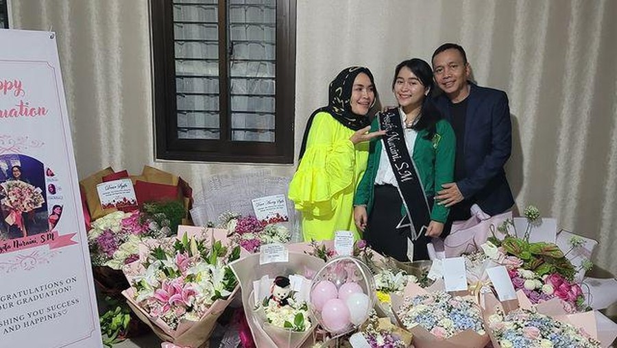 Adik Ayu Ting Ting, Assyifa Nuraini dapat mobil dan bunga karena baru lulus kuliah dan bergelar sarjana. Yuk intip momen kelulusannya!