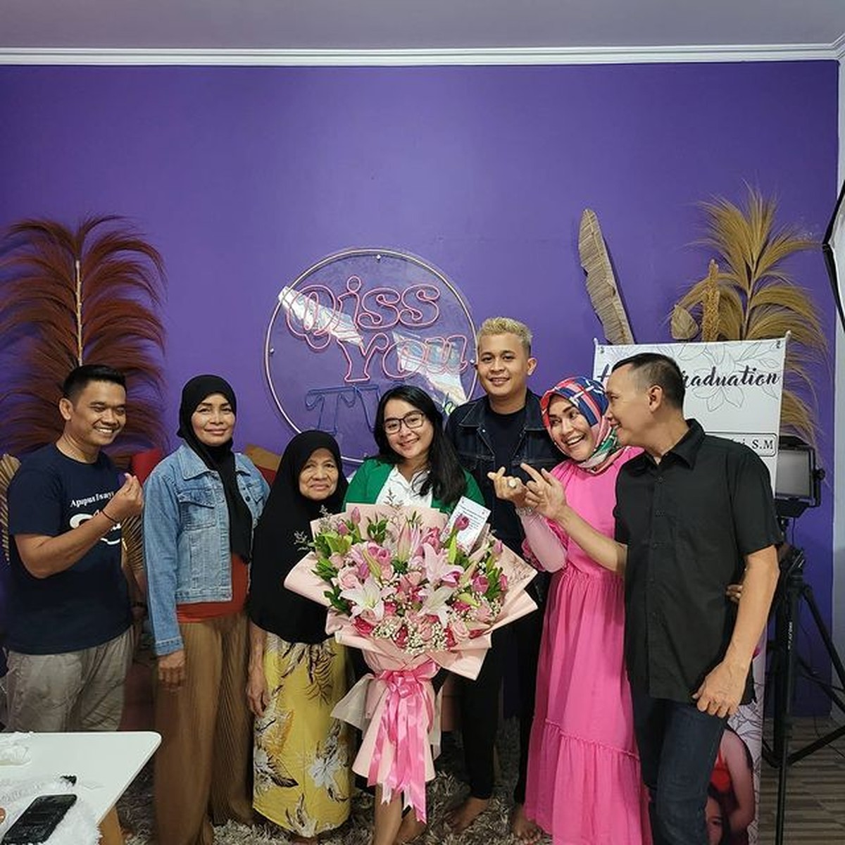 Adik Ayu Ting Ting&comma; Assyifa Nuraini dapat mobil dan bunga karena baru lulus kuliah dan bergelar sarjana&period; Yuk intip momen kelulusannya&excl;