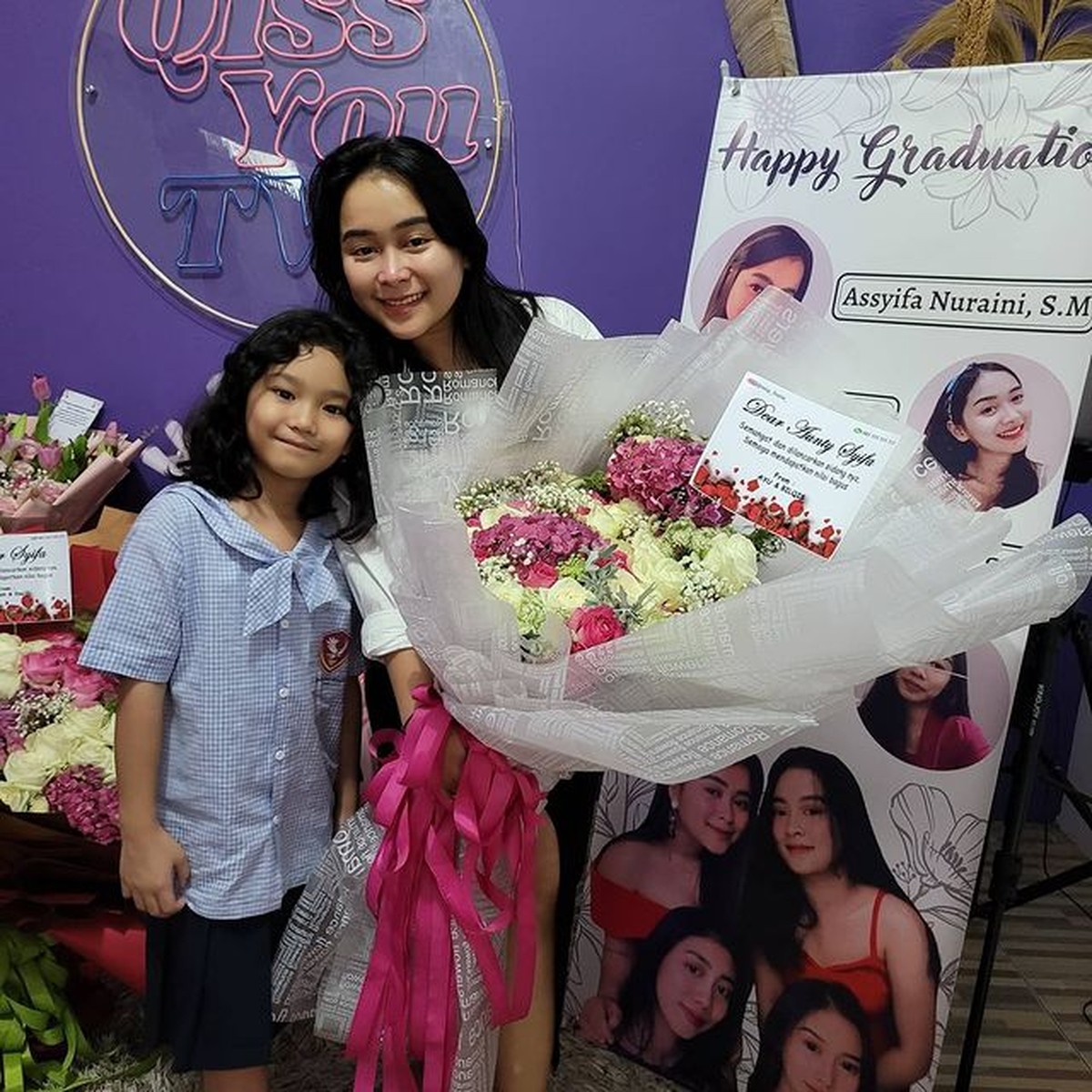 Adik Ayu Ting Ting&comma; Assyifa Nuraini dapat mobil dan bunga karena baru lulus kuliah dan bergelar sarjana&period; Yuk intip momen kelulusannya&excl;