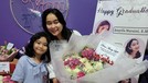 Adik Ayu Ting Ting&comma; Assyifa Nuraini dapat mobil dan bunga karena baru lulus kuliah dan bergelar sarjana&period; Yuk intip momen kelulusannya&excl;