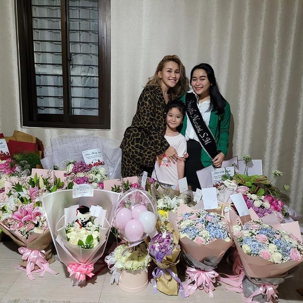 Adik Ayu Ting Ting&comma; Assyifa Nuraini dapat mobil dan bunga karena baru lulus kuliah dan bergelar sarjana&period; Yuk intip momen kelulusannya&excl;