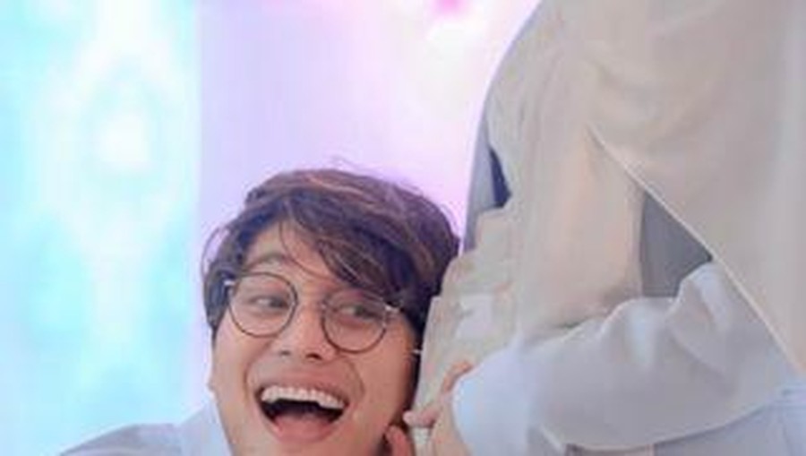 Potret Rizky Billar Peluk dan Cium Baby Bump Lesti Kejora