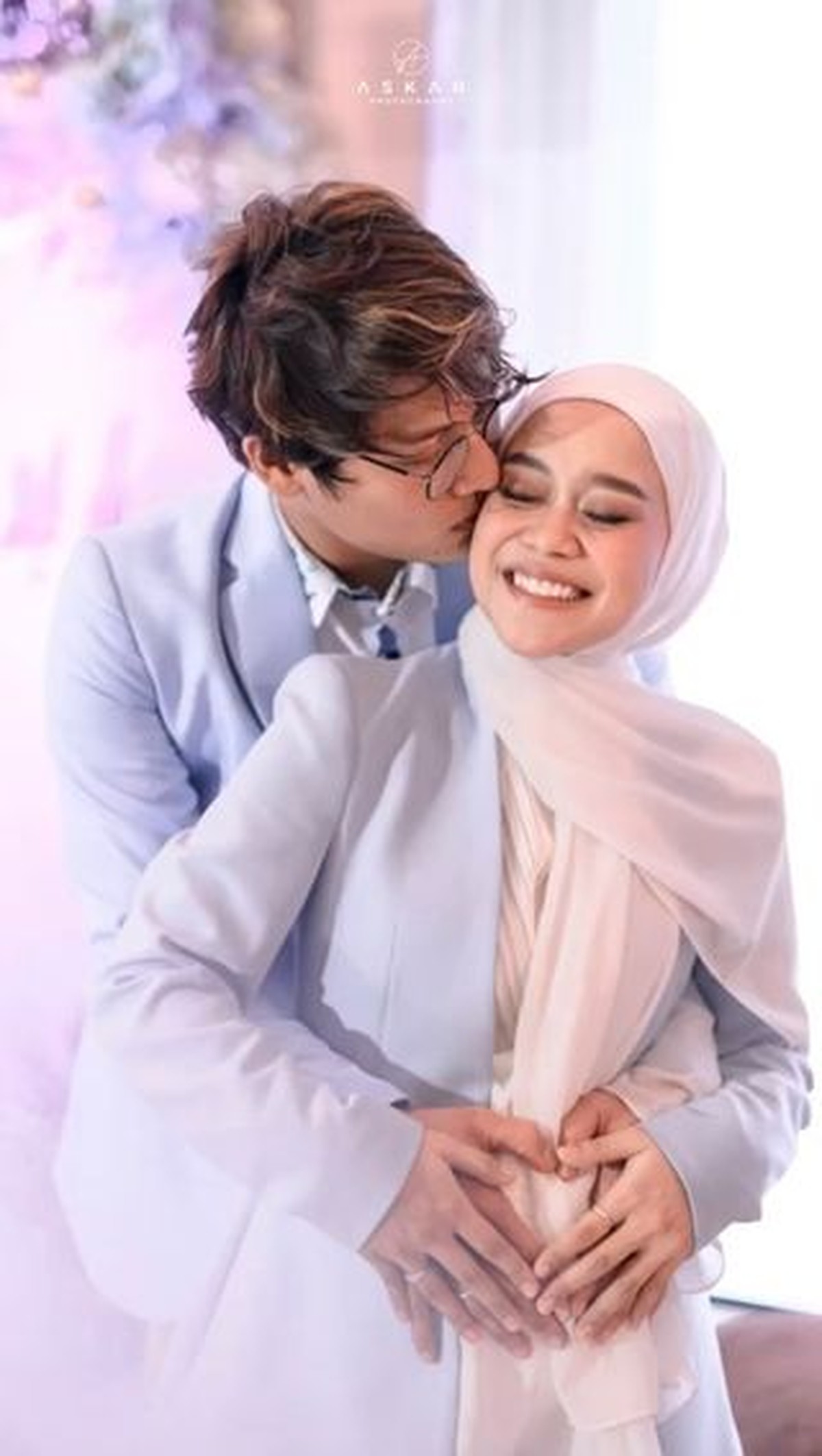 Potret Rizky Billar Peluk dan Cium Baby Bump Lesti Kejora