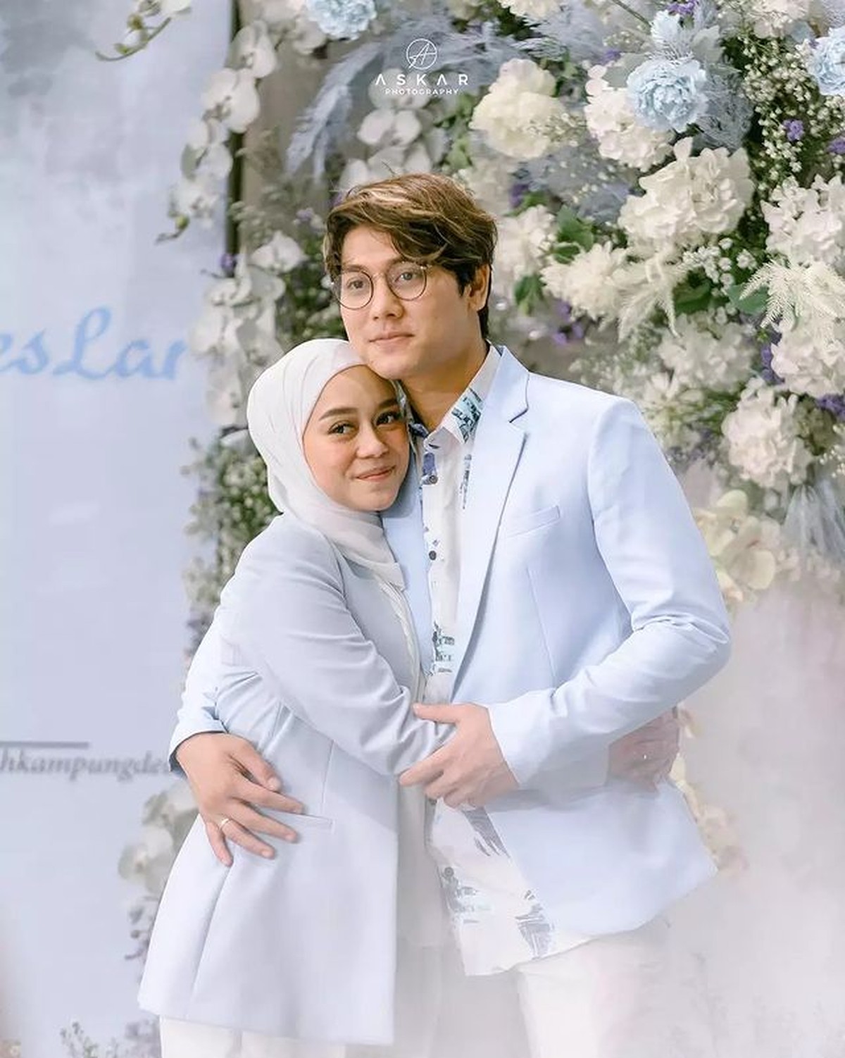 Potret Rizky Billar Peluk dan Cium Baby Bump Lesti Kejora