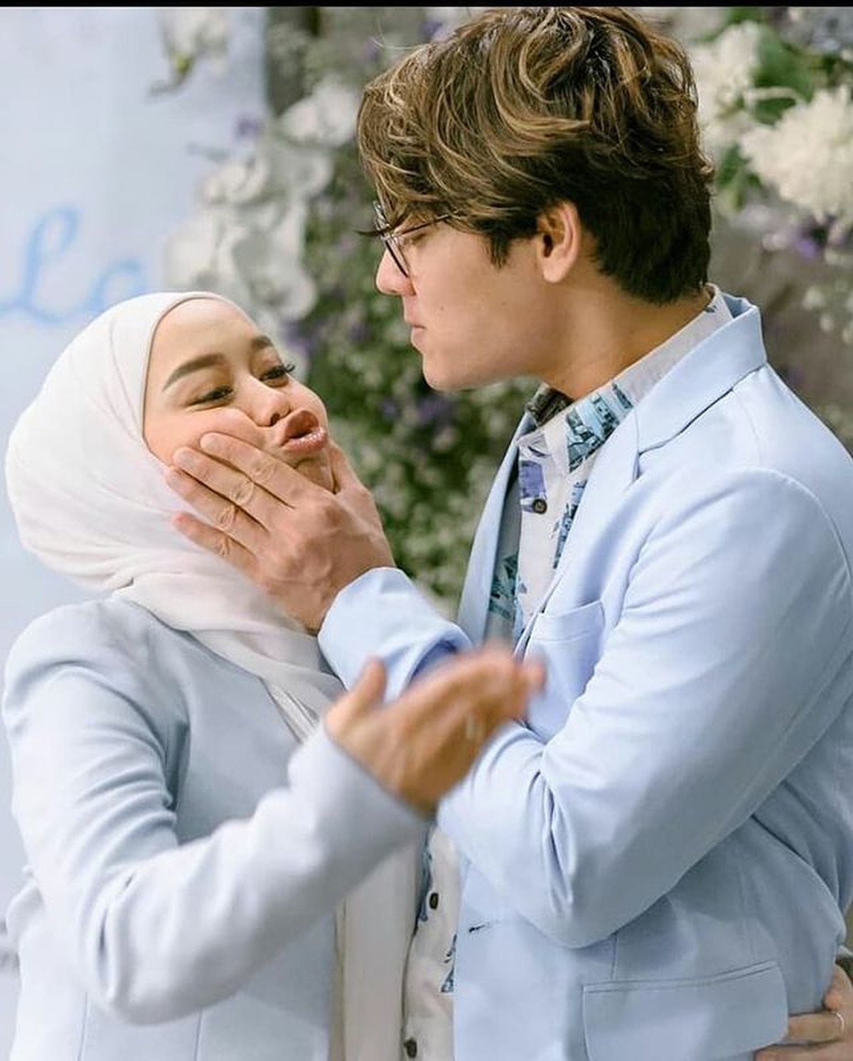 Potret Rizky Billar Peluk dan Cium Baby Bump Lesti Kejora