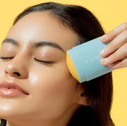 Nggak Kalah dari Brand Luar, Ini 4 Sunscreen Stick Skincare Lokal yang Patut Dicoba!
