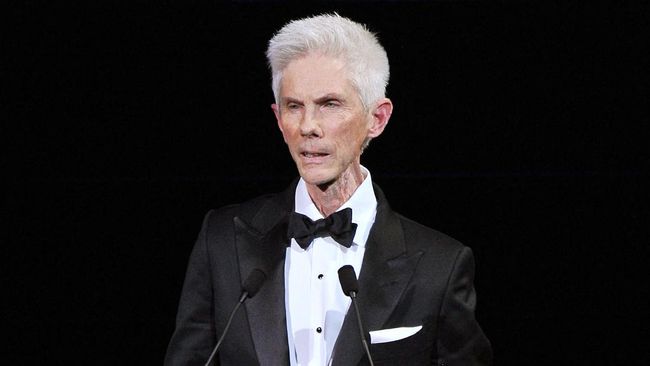 Jurnalis fashion sekaligus pasangan Tom Ford, Richard Buckley meninggal dunia di usia 72 tahun, Selasa (21/9).