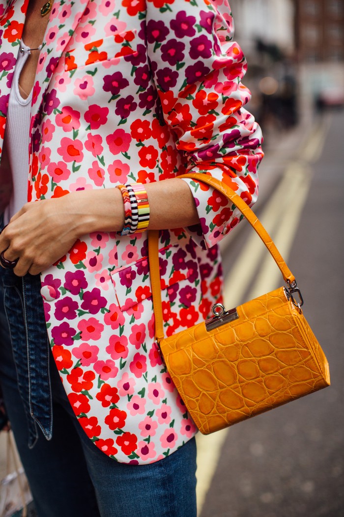Tekstur dapat menjadi elemen lain yang bisa kamu mainkan. Semisal croco embossed seperti pada tas ukuran mini. Foto: livingly.com/IMAXtree
