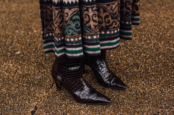 Selain hitam kamu juga bisa mencoba warna coklat dengan teksur croco embossed untuk pilihan sepatu boots. Foto: livingly.com/IMAXtree