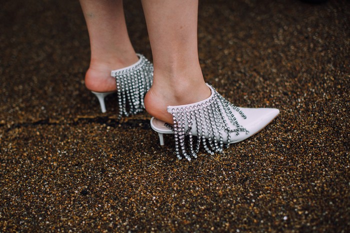 Point mules tampil sarat statement lewat detail crystal fringes yang glamor. Foto: livingly.com/IMAXtree