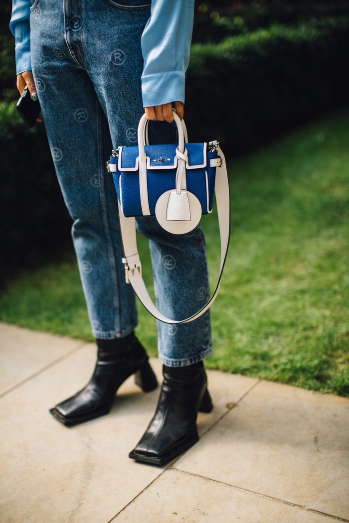 Desain boots yang unik memberi kontras yang edgy pada tampilan serba biru. Foto: livingly.com/IMAXtree