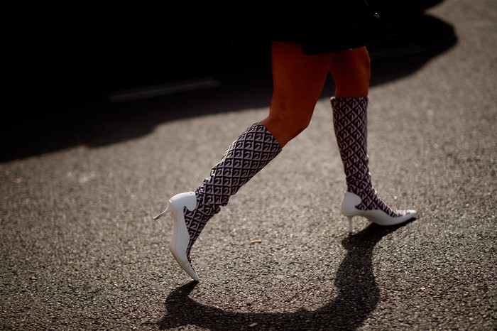 Pola geometris pada boots memberi nuanas eklektik pada penampilan. Foto: livingly.com/IMAXtree