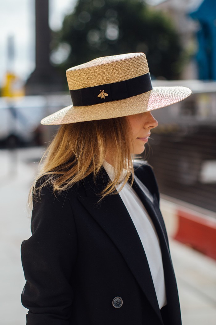 Selain bucket hat, model topi yang diramalkan akan menjadi tren adalah boater dan fedora. Foto: livingly.com/IMAXtree