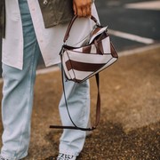 Tren Aksesori di Street Style London Fashion Week Spring/Summer 2022