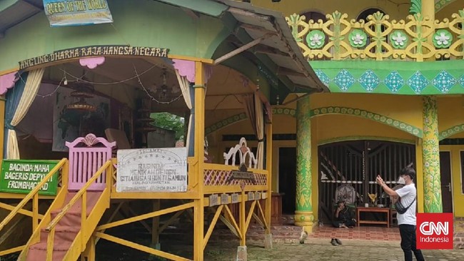 Pimpinan kerajaan Angling Dharma dikenal punya 4 istri dan tertutup. Mereka jarang bersosialisasi dengan warga sekitar Pandeglang, Banten.