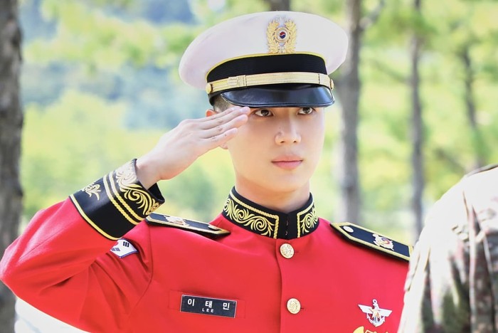 Taemin resmi masuk wajib militer sejak bulan Mei 2021 lalu. Setelah menjalani pelatihan dasar sebagai tentara angkatan darat, ia bergabung dengan band kemiliteran. Dalam balutan seragam berwarna merah, gaya Taemin keren banget, ya!/Foto: instagram.com/mma_go_kr