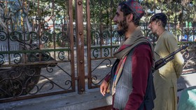 FOTO: Tentara Taliban Jadi Turis di Kebun Binatang Kabul