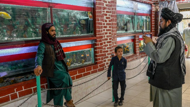 Para milisi Taliban menunjukkan kehebohan kala patroli sembari pelesiran ke salah satu Kebun Binatang di Kabul.