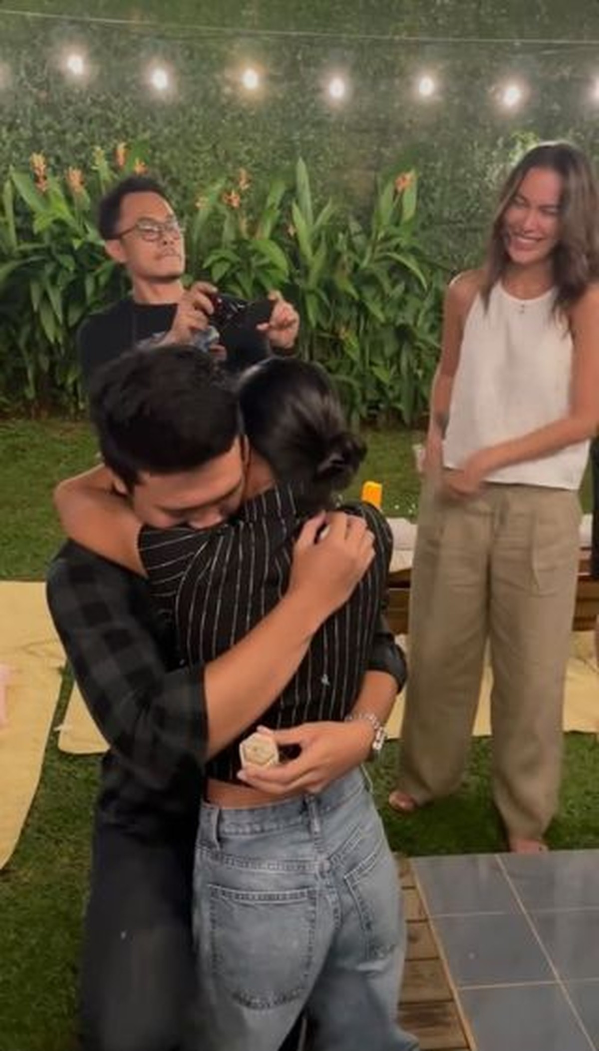 Tangis Bahagia Eva Celia Dilamar Sang Kekasih di Hari Ulang Tahun