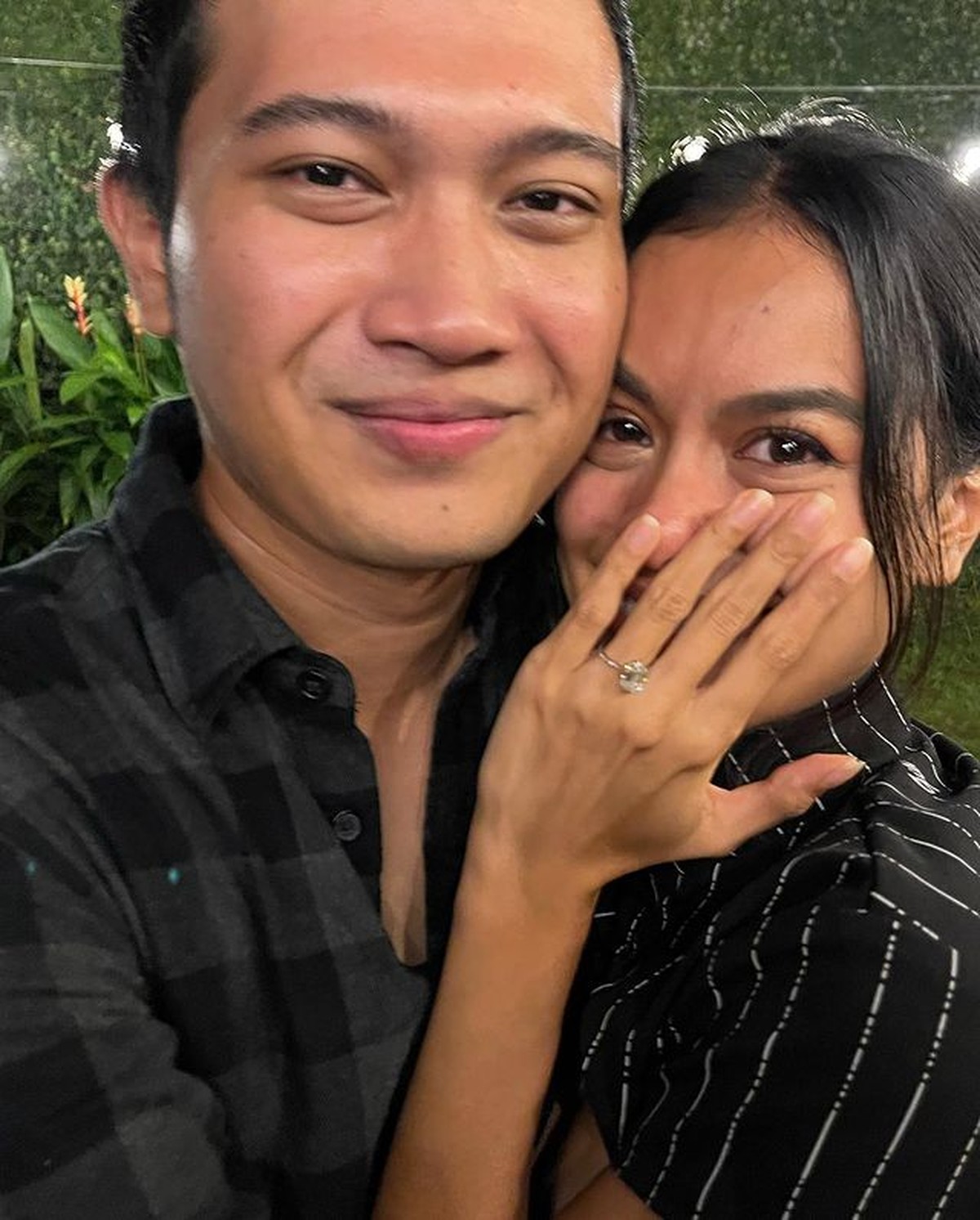 Kebahagiaan bertubi-tubi sedang dirasakan oleh Eva Celia&comma; ia dilamar oleh sang kekasih di hari ulang tahunnya&period; Yuk intip&excl;