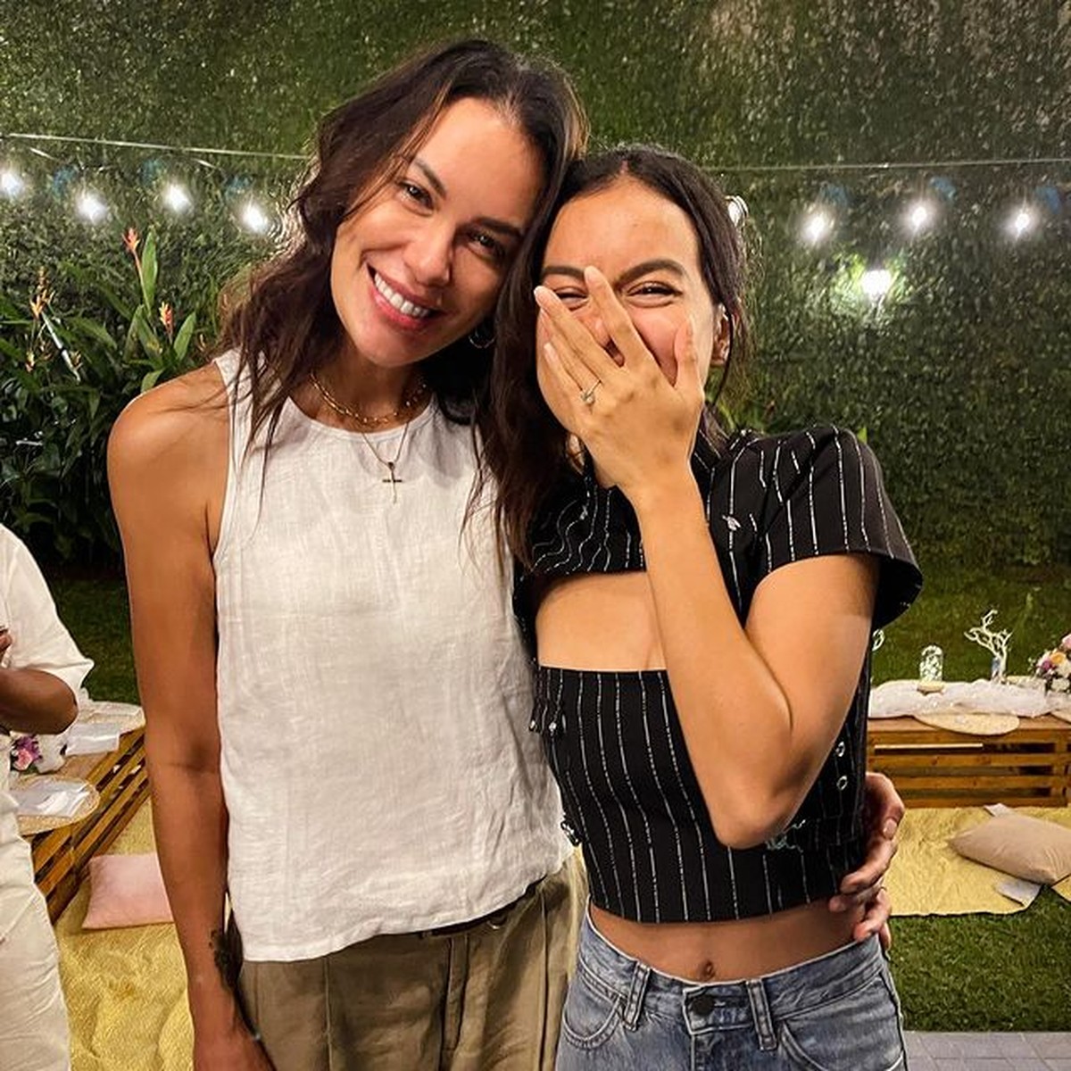 Kebahagiaan bertubi-tubi sedang dirasakan oleh Eva Celia&comma; ia dilamar oleh sang kekasih di hari ulang tahunnya&period; Yuk intip&excl;