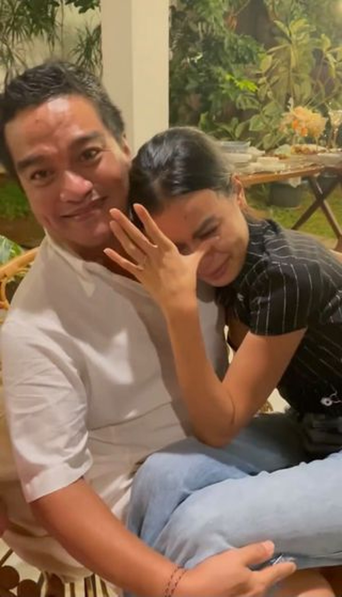 Tangis Bahagia Eva Celia Dilamar Sang Kekasih di Hari Ulang Tahun