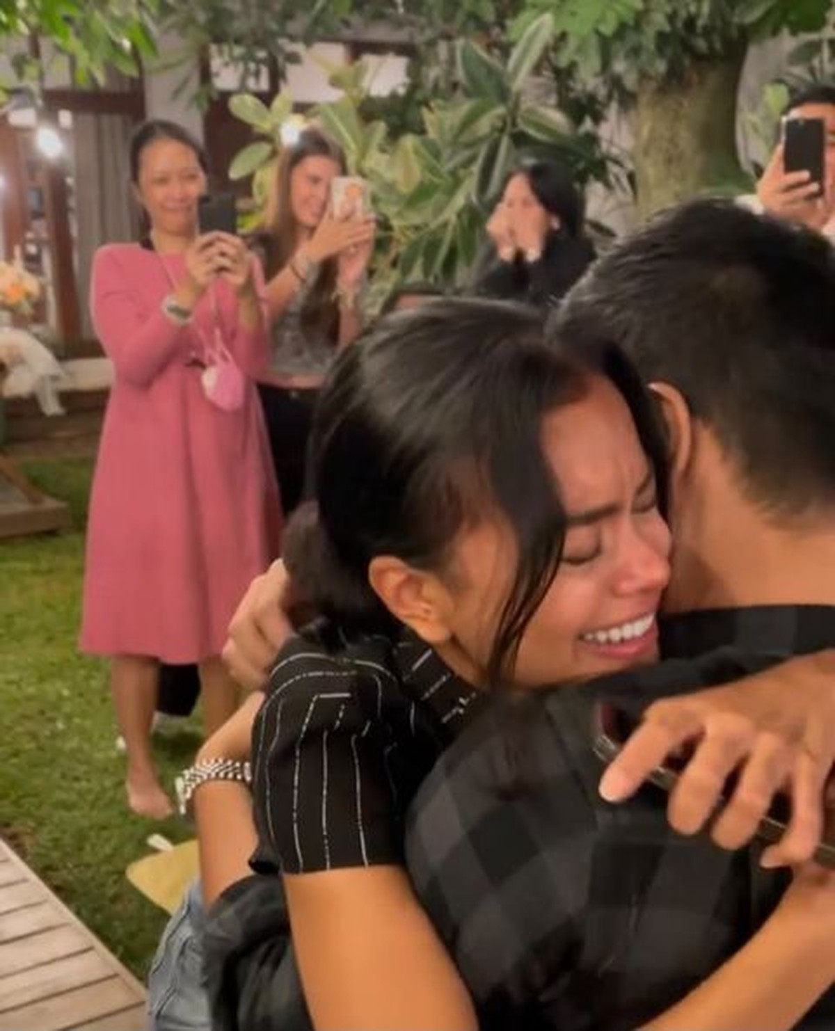 Kebahagiaan bertubi-tubi sedang dirasakan oleh Eva Celia&comma; ia dilamar oleh sang kekasih di hari ulang tahunnya&period; Yuk intip&excl;