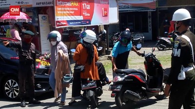 img-title VIDEO: Razia Busana Ketat Di Aceh, Puluhan Wanita Terjaring