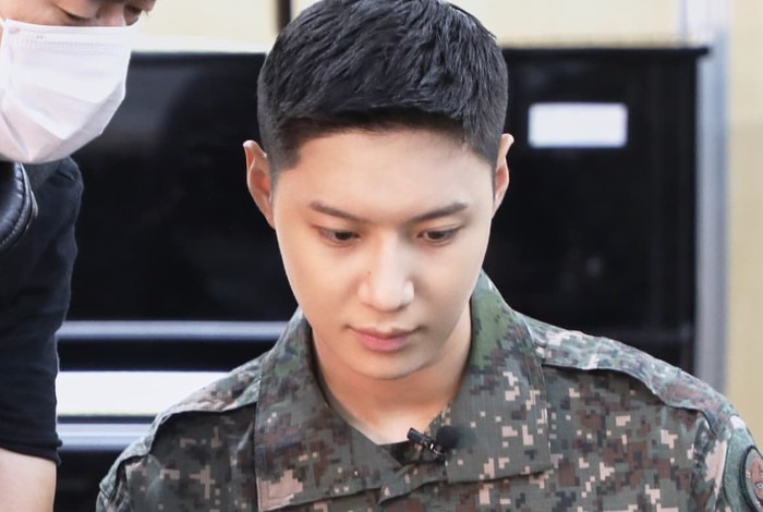 Tidak sembarang orang bisa bergabung dengan band militer, karena butuh kemampuan musikalitas yang tinggi. Taemin sendiri menyanyikan lagu 'Resignation' dari grup BIG MAMA yang terkenal sulit, ketika tes masuk band militer / foto: instagram.com/mma_go_kr