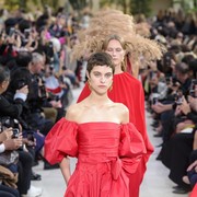 Valentino Rilis Koleksi Hoodie Eksklusif untuk Promosikan Gerakan Vaksinasi! Segini Harganya