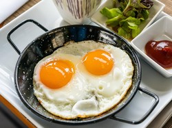 7 Tips Membuat Telur Sunny Side Up ala Hotel Buat Sarapan