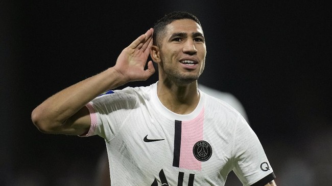 Achraf Hakimi kalah tenar dari Lionel Messi dan Sergio Ramos sebagai rekrutan anyar PSG. Namun ia yang paling cepat bersinar.